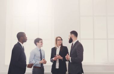 Kurumsal ofis, iş adamları kopya alanı ile toplantıda