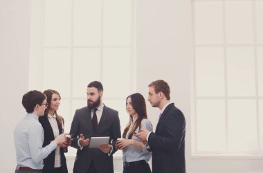 Kurumsal ofis, iş adamları kopya alanı ile toplantıda