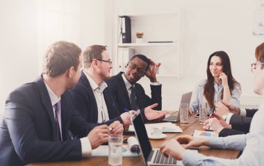 İş görüşmesi. Genç takım modern ofis