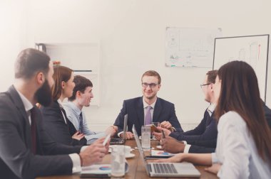 İş görüşmesi. Çok ırklı takımda genç modern ofis