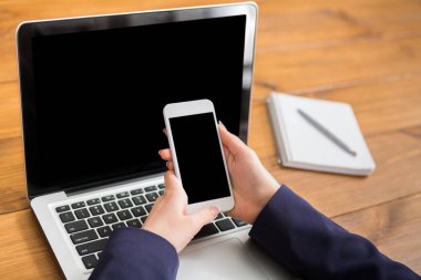 Dizüstü bilgisayar ve akıllı telefon kullanan kadın Close-Up