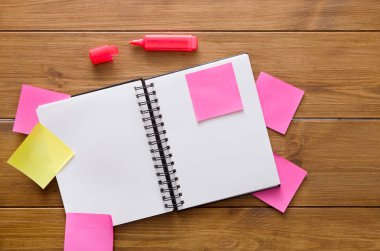 Ahşap ofis masasında boş bir not defteri Üstten Görünüm