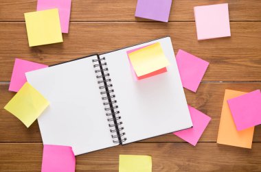 Ahşap ofis masasında boş bir not defteri Üstten Görünüm