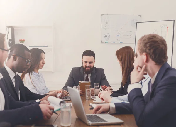 Réunion d'affaires. Jeune équipe multiethnique dans un bureau moderne — Photo