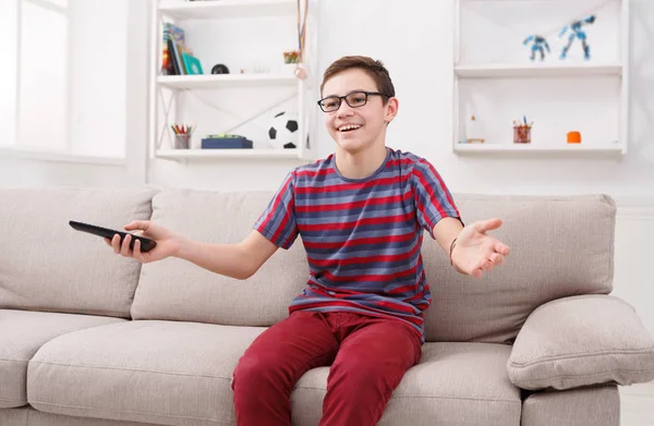 Alegre chico viendo divertido programa de televisión en casa — Foto de Stock