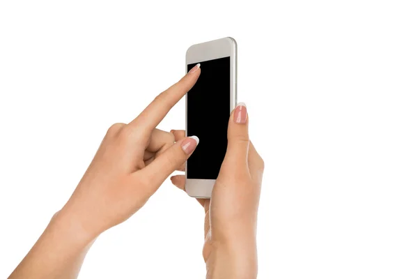 Manos femeninas apuntando a la pantalla del teléfono móvil en blanco — Foto de Stock