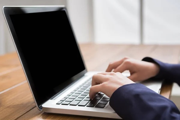 Femeie de afaceri folosind laptop la locul de muncă, close-up — Fotografie, imagine de stoc