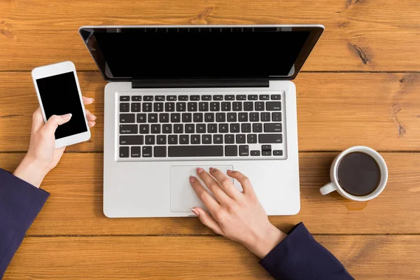 Nő használ a laptop a kávézóban, közelkép — Stock Fotó