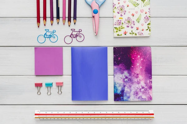 Plat leggen van kleurrijke kantoor en briefpapier van de school — Stockfoto