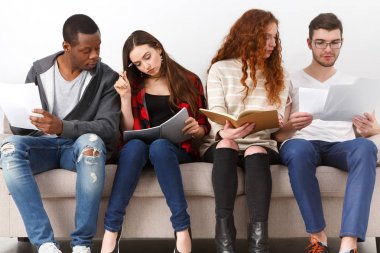 Çeşitli genç öğrenciler evde sınavına hazırlık