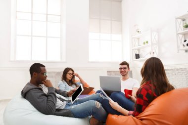 Yaratıcı profesyonel tasarımcılar fikirleri tartışmak