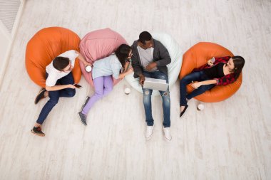Kahve molası, grup öğrenci sınava hazırlanıyor