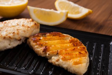 Halloumi ızgara Kıbrıs peynir ahşap üzerine kavrulmuş