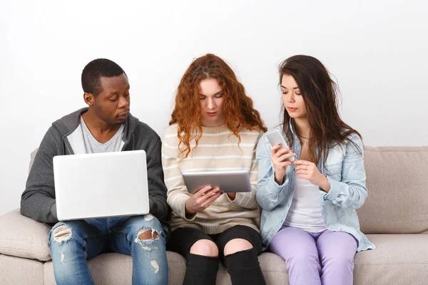 Young people using gadgets, students, technology — Stock Photo, Image