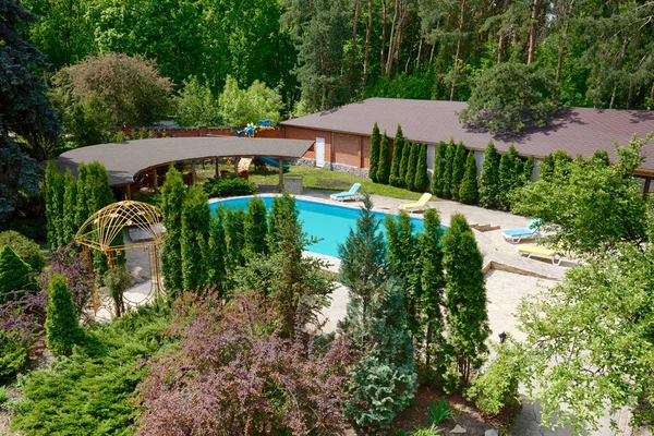 Luxury swimming pool near the hotel — Stock Photo, Image