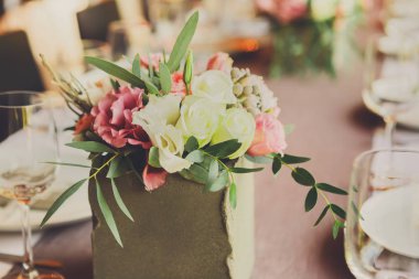 Düğün masa çiçek süslemeleri ile görev yaptı.