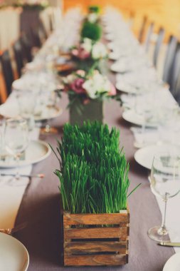 Düğün masa çim süslemeler ile görev yaptı.