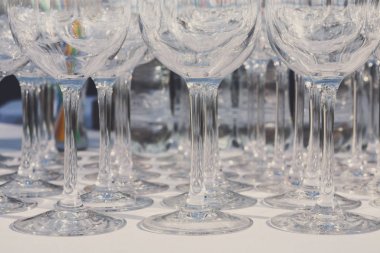 Restoran tablo satırındaki boş şarap gözlük