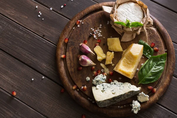 Käsedelikatessen von oben auf rustikalem Holz, blauem Roquefort und Parmesan — Stockfoto