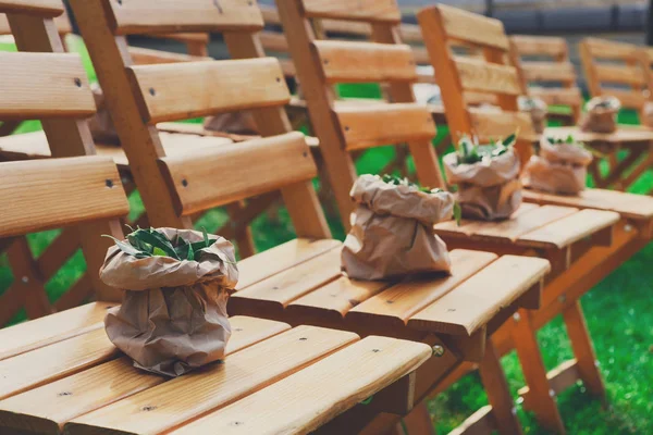 Cérémonie de mariage, chaises invités en bois vides — Photo