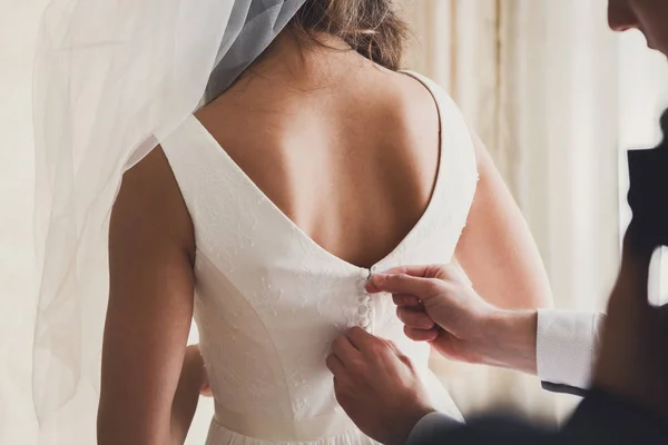 Mattina nuziale, sposa indossa abito, vista posteriore — Foto Stock