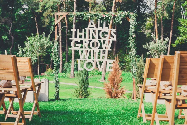 Düğün töreni arch çiçek ve yeşillik ile