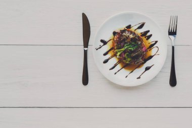 Beyaz ahşap üstten görünüm üzerinde ızgara sebze salatası