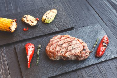 Izgara dana biftek closeup koyu ahşap masa arka plan üzerinde