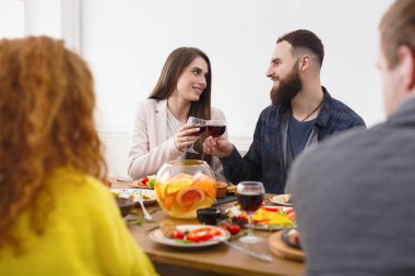 Yemek masasında, arkadaş parti mutlu gençlerin grup