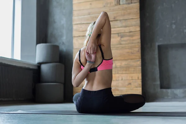 Mujer joven en clase de yoga, estiramiento de espalda —  Fotos de Stock