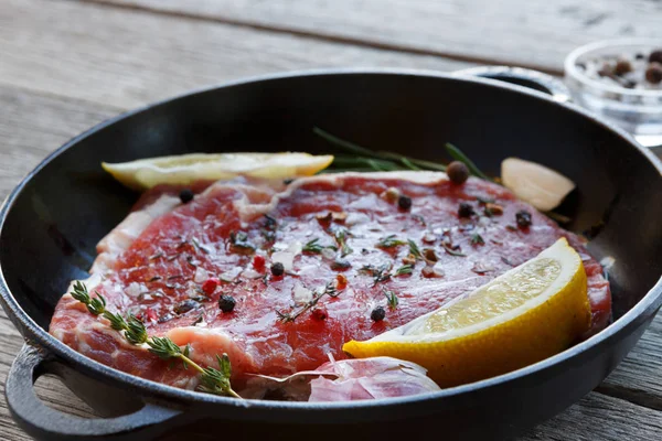 Steak de boeuf cru fond de gros plan avec des épices et des herbes . — Photo