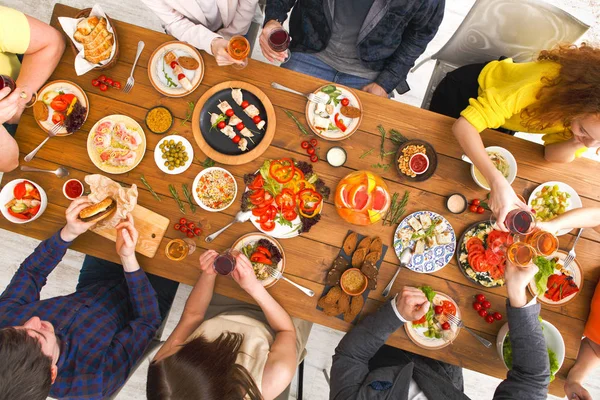 La gente come comidas saludables en la cena de mesa servida — Foto de Stock