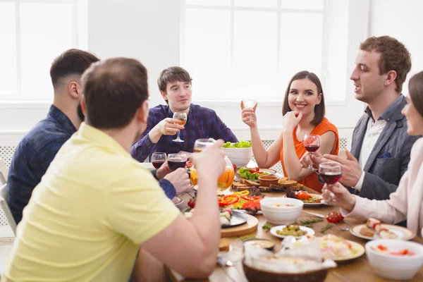 Skupina šťastných lidí na sváteční stůl večerní párty — Stock fotografie