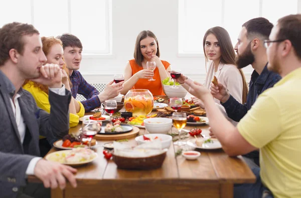 Groep van gelukkige mensen op feestelijke tabel diner — Stockfoto