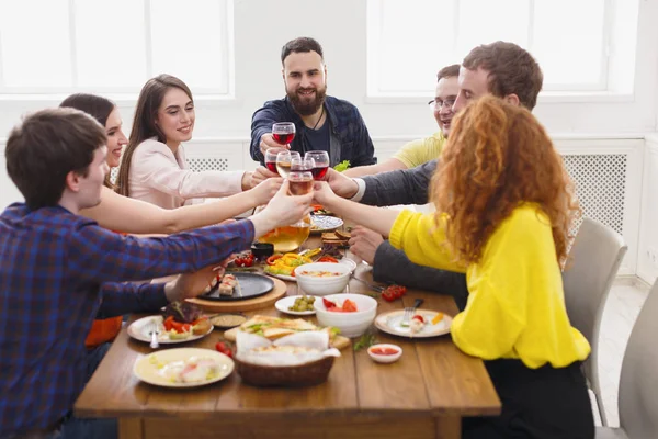 人々 はお祝いテーブルのディナー パーティーでグラスが乾杯にチャリンという音と言う — ストック写真