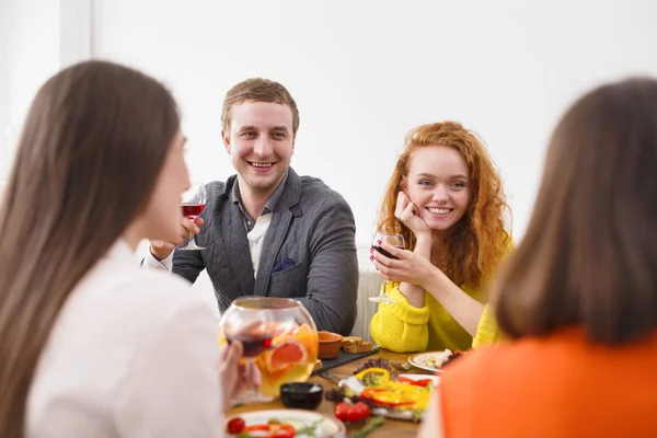 Grupo de jovens felizes na mesa de jantar, festa de amigos — Fotografia de Stock