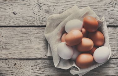 Rustik ahşap, organik tarım kavramı üzerinde taze tavuk kahverengi yumurta