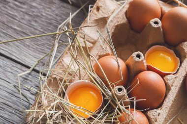 Karton rustik ahşap zemin üzerine taze tavuk kahverengi yumurta