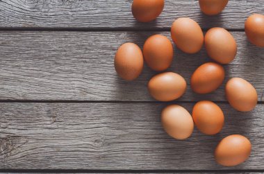 Ahşap arka plan üzerinde kahverengi ve beyaz organik yumurta