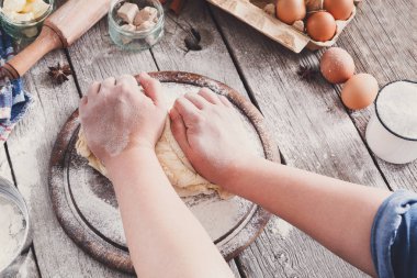 Yemek pişirme, yumurta, tereyağı ve un için malzemeler