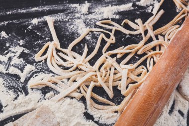 Siyah arka plan, kopya alanı ile serpilir un erişte kavram pişirme