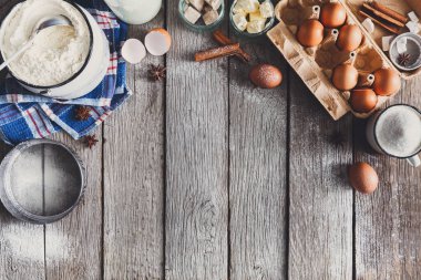 Rustik ahşap arka plan üzerinde fırın malzemeleri