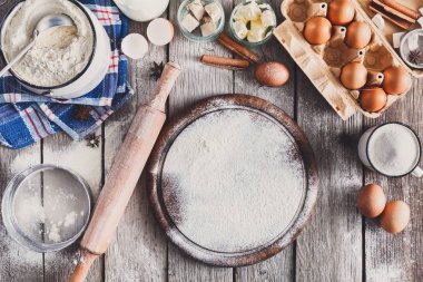 Rustik ahşap arka plan üzerinde fırın malzemeleri