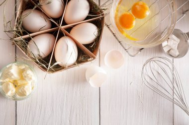 Malzemeler beyaz rustik ahşap zemin üzerinde pişirme, kopyalama alanı