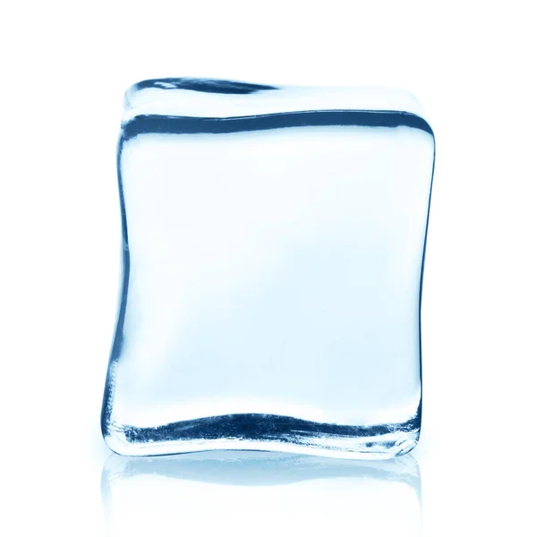 Reflexió elszigetelt fehér átlátszó jég-kocka. — Stock Fotó