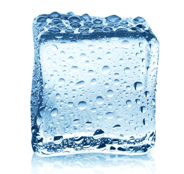 Transparentní ice cube s odleskem izolované na bílém. — Stock fotografie