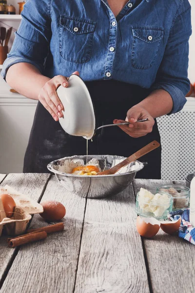 女性パン卵、バターと小麦粉で生地を作る — ストック写真