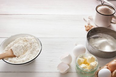 Malzemeler beyaz rustik ahşap zemin üzerinde pişirme, kopyalama alanı