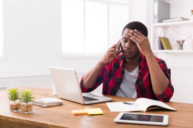 Genç işadamı çağrı cep telefonu modern beyaz ofis siyah