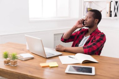 Genç işadamı çağrı cep telefonu modern beyaz ofis siyah